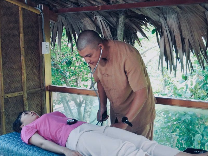 Lương y Huyền Trang bắt mạch, chẩn đoán nguyên nhân Tỳ Vị yếu