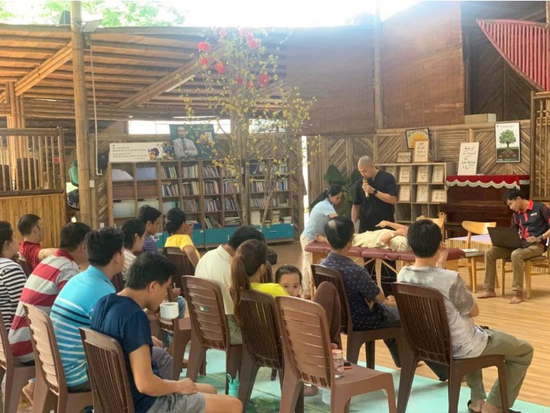 Lương y Huyền Trang hướng dẫn mọi người đọc chỉ số huyết áp để kiểm tra gan mật