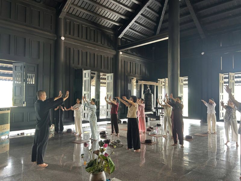 Lương y Nguyễn Quang Huyền hướng dẫn tập luyện Khí Công Y Đạo tại Tu viện Tánh Minh giúp phục hồi chức năng dạ dày.