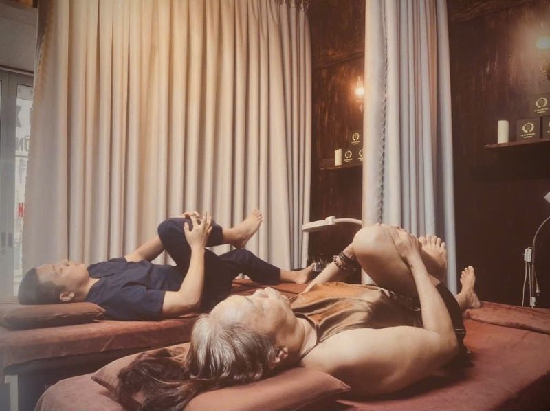 Kéo ép gối thở ra làm mềm bụng giúp khỏe tỳ vị tiêu hóa tốt