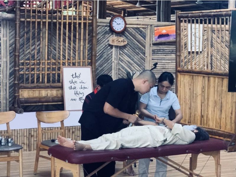 Lương y Huyền Trang hướng dẫn đo huyết áp hai tay kiểm tra chức năng Gan và Dạ dày