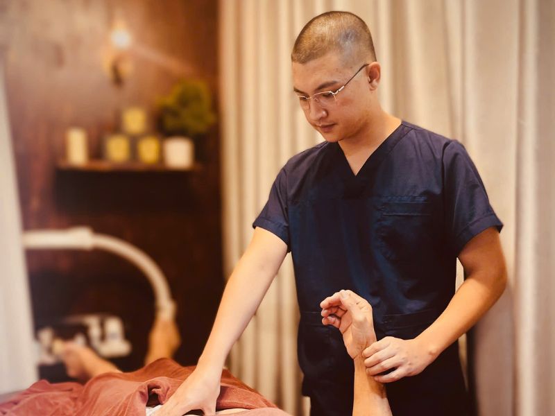 Lương y Huyền Trang bắt mạch, chẩn đoán đau dạ dày