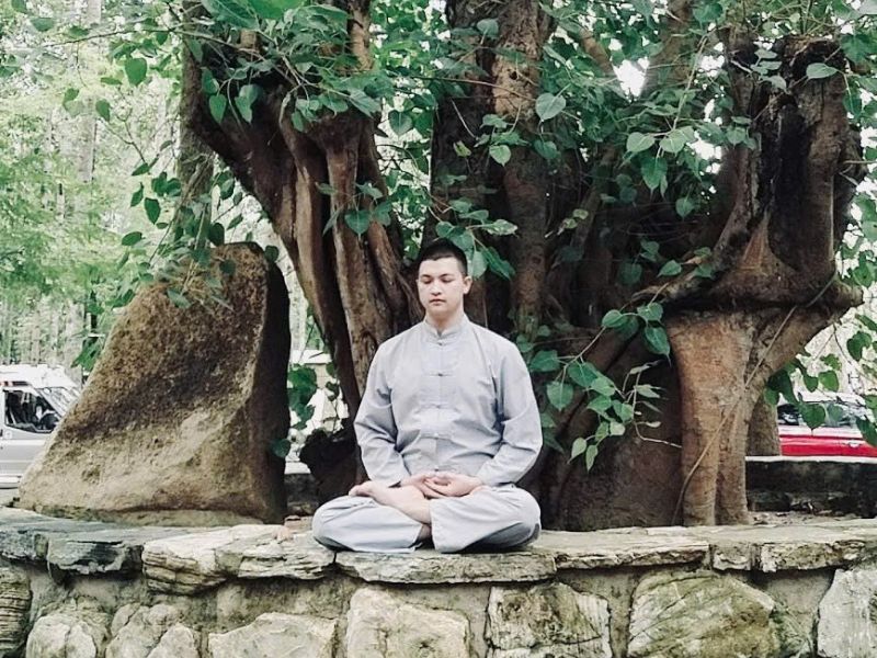 Huyền Trang thực hành triết lý sống mà bản thân luôn theo đuổi: Đạo đức – Trí tuệ – Nghị lực. Sức khỏe bền vững không chỉ đến từ thuốc, mà còn đến từ lối sống, hơi thở, tinh thần và niềm tin chữa lành.